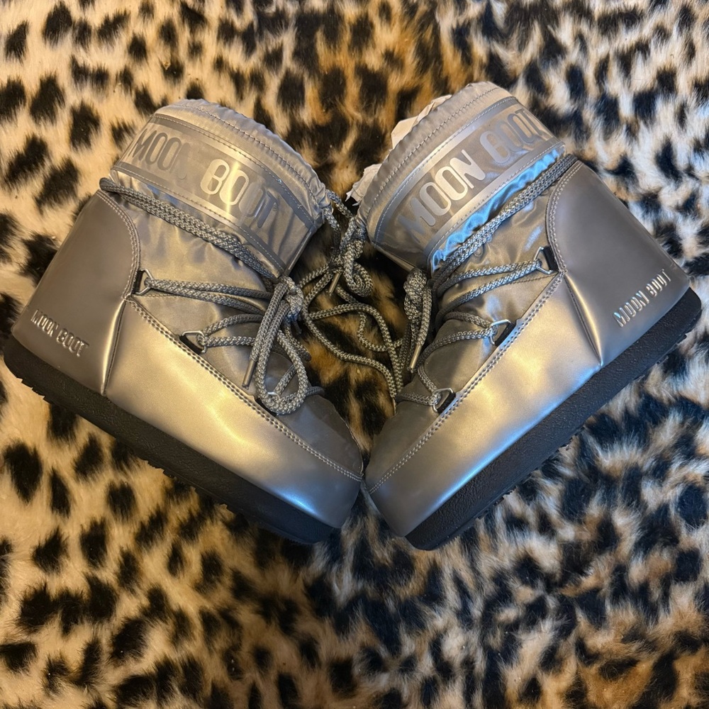 Moon Boot ICON LOW GLANCE SILVER SATIN BOOTS